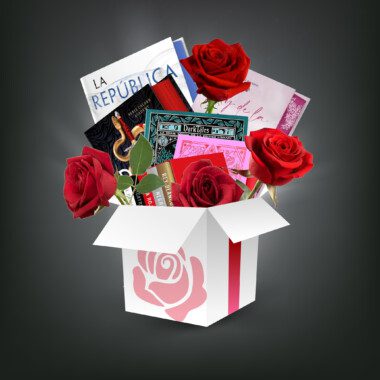 Caja sorpresa de libros aleatorios de segunda mano y rosas como regalo para Sant Jordi.